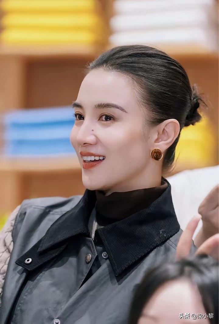 主持人问杨天真:“你最喜欢哪种艺人？”杨天真说:“我最喜欢宋佳这种艺人。”主持人好奇:“为什么？”

杨天真说:“我跟宋佳认识了20年，她是我第一份工作的时候就负责的一个艺人。

艺人这个职业，他很容易陷入一种既要又要还要的局面，就是他既想成为一个好演员，但他又想挣钱，然后他还想拍广告。

但宋佳身