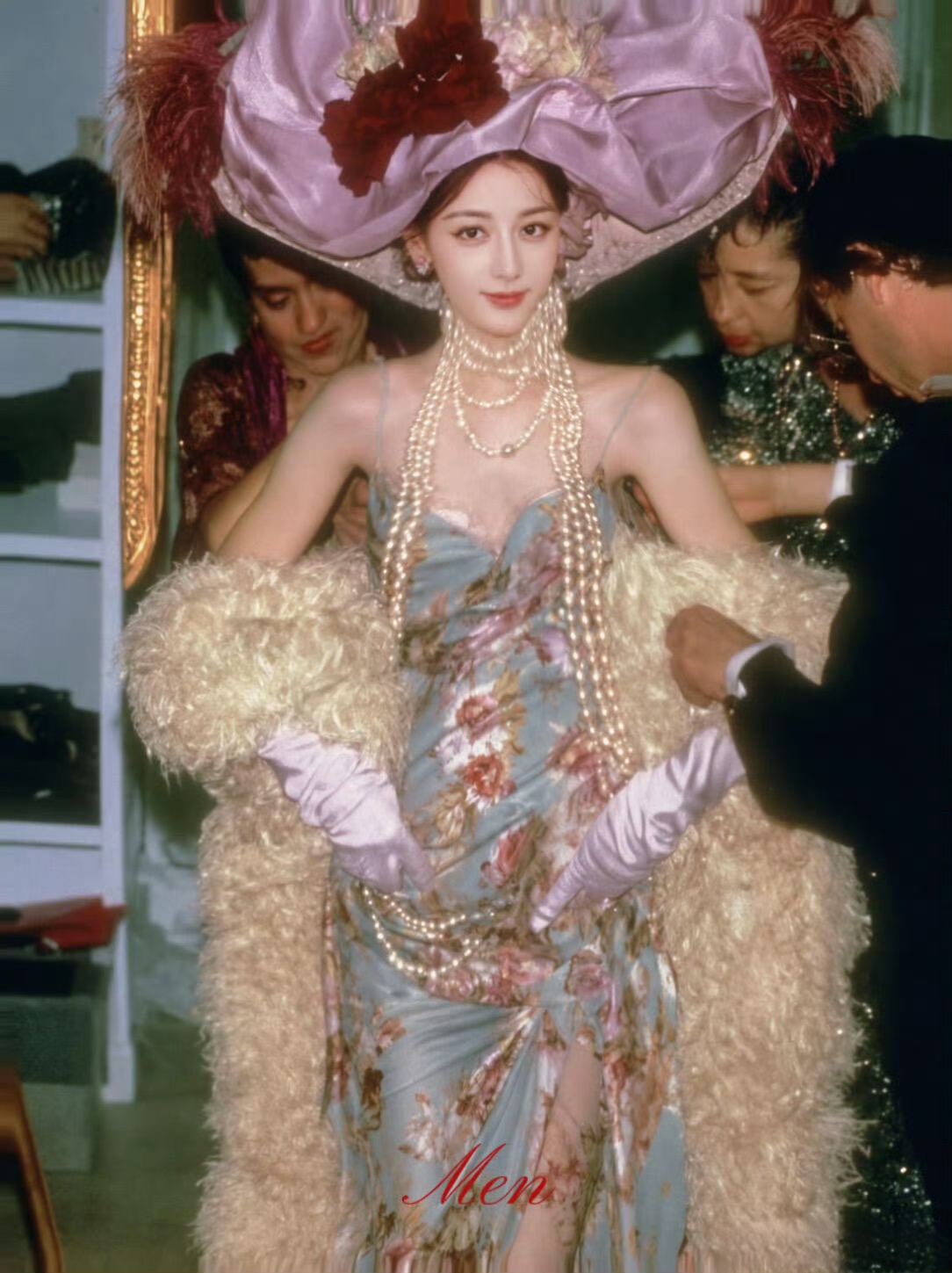 VOGUE盛典压轴传闻引热议，迪丽热巴、刘亦菲杨紫版本流出
 
距离苏州VOGUE盛典开启，红毯出场顺序已经成为网友热议的焦点。网上流传两个截然不同的压轴版本，一则消息称迪丽热巴将拿下单人压轴席位，另一版爆料则表示，本次盛典安排刘亦菲、杨紫双压轴，两种说法同时刷屏，引发大量讨论。截至目前，官方还没有
