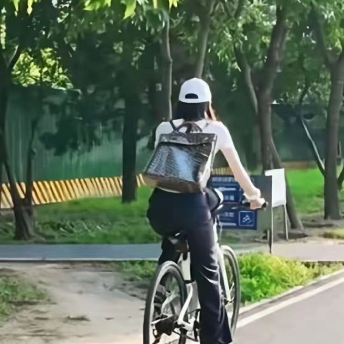 陈伟霆这大大方方的多好，孩子也有父母的陪伴。