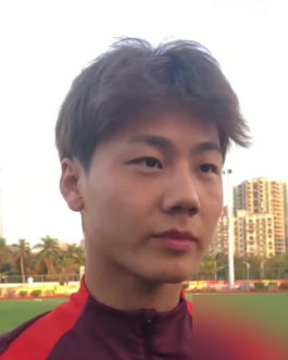 赢个朝鲜，中场被对方遛狗遛了整场。
控球率惨不忍睹，射门数也不如人家，最后靠着裁判帮忙和跑不死的体能才把比赛啃下来。毛伟杰拿球就丢，徐彬在中场像没头苍蝇，王钰栋更尴尬，球到了脚下比烫脚还难受。
说白了这不是状态问题，是水平就到这了。
看看对面朝鲜球员，再看看咱们这几个，人家踢的是整体，咱踢的是