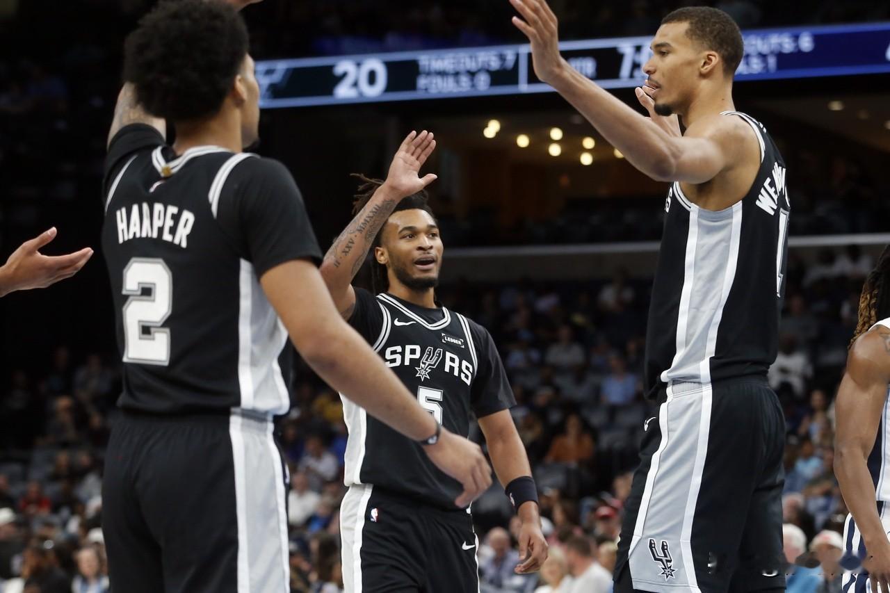 马刺队主教练米奇太爱护球员了！主力球员上场时间都不多：  1、全队只有...