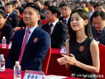 章泽天陪女儿骑车的照片，让人感慨时间真快。那个校园里的“奶茶妹妹”，现...