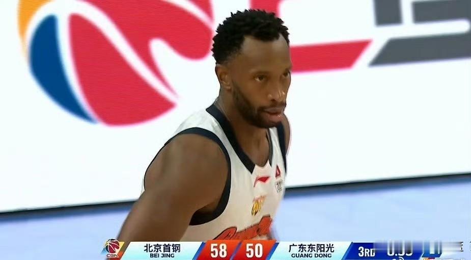 半场44-58落后14分，以为又要崩了！
下半场主教练果断变首发：
换下徐杰，换上胡明轩+弗格组成的后场搭档。
弗格连续命中两记三分，
然后助攻胡明轩命中三分！
广东队把分差缩小到个位数。
弗格+胡明轩才是最好的后场搭档，这对后场组合要身高有身高，要进攻有进攻，要防守有防守。