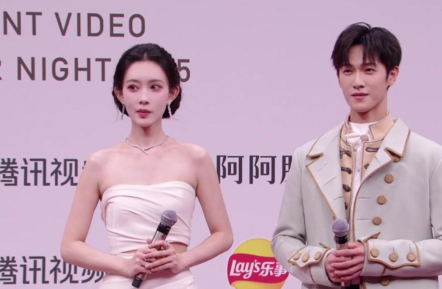 #孟子义手伸进李昀锐袖子里了#
内娱最动人的氛围感，从不是刻意营业的暧昧，而是孟子义与李昀锐之间，毫无生疏感的自然熟稔，一场衣袖间的温柔互动，直接戳中无数人。
 
在《尚公主》的开播活动现场，两人同框互动松弛又温柔，没有刻意的镜头感，一举一动都是下意识的默契。最让人心动的一幕，孟子义自 ​
