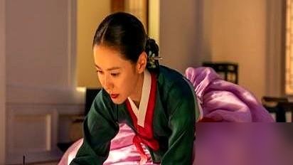 剧方拿“全裸床戏”当卖点，结果正片里全是肉色连体衣和裸替，池昌旭只露了个背，林珍娜的关键镜头全是CG贴的。宣传时吹“艺术献身”，播出来是“技术献身”。
粉丝炸了，脱粉的脱粉，骂街的骂街。可收视率呢？全球热播榜第一，中韩热搜挂了一整天。骂得越狠，看的人越多。
池昌旭说角色复杂难演，林珍娜说冲着导演
