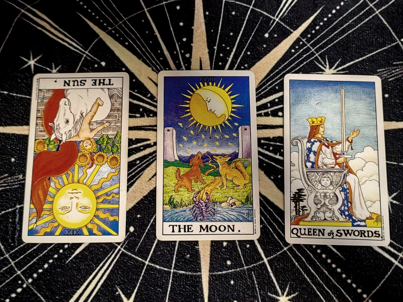 🔮景甜后续发展
首先太阳逆位，很难再恢复以前的状态，不会彻底消失，但可能会失去大众的无脑偏爱，作品播出后容易口碑两极，总会伴随争议、过往旧事被反复重提。市场也会对她带有一层顾虑，很难拿到顶级的饼。不过太阳逆位并不是彻底失败，只是告别那种活在聚光灯中央的人生，不再依靠外界的掌声定 ​