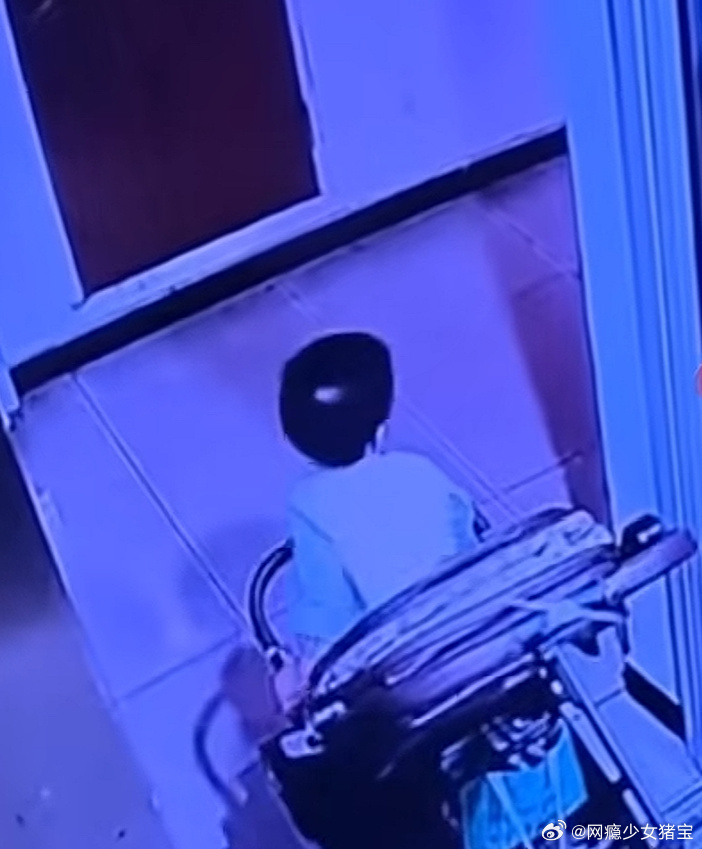 #女子用婴儿车挡电梯门被发现后不承认#

一名女子直接把载着宝宝的婴儿车卡在电梯门口，故意挡住电梯关门。

物业查监控发现问题，把视频发到业主群询问，当事人却不肯承认。

这么做不光会损坏电梯，小孩还面临夹伤甚至坠梯的危险，拿孩子安全当儿戏实在不妥。

你们平时遇到有人挡电梯门，会上前提醒 ​
