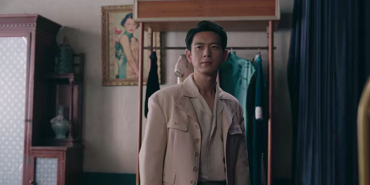 《我不是大师》里面，李现和李一桐的戏份，有点刺激啊！

李一桐饰演的女骗子又要结婚了，李现这个前夫哥，趁着李一桐换衣服的时候，居然直接闯了进去。

而且他还送了李一桐一块表，说祝福她了。

哈哈哈，新娘结婚，新郎却不是他，这种戏码有趣的很！