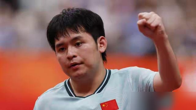 4-0横扫莫雷加德，转头却0-9被林诗栋打懵，这球圈闭环太邪门了。
林昀儒打莫雷加德，历史交手7胜1负，这回大满贯八强又是直落四局，局局落后局局翻，关键分跟焊死了一样。赛后他自己都说，运气球蛮多，但战术没动摇过。
可你再看林诗栋，打莫雷加德胜少负多，偏偏碰上林昀儒就是9-0的碾压局，一点脾气不给