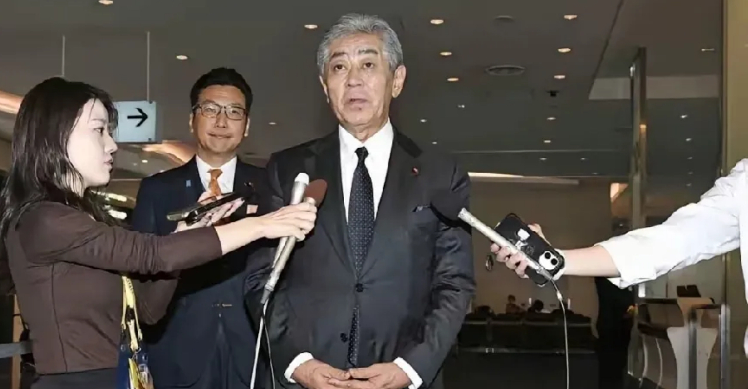 50人来了，诚意呢

9月27日，日本前外相率领50人访华团到访，希望缓和中日关系、重启经贸合作。但中日关系想要回暖不能只盯着经济利益，日方必须端正立场，在核心原则问题上拿出实实在在的行动。

带队的叫岩屋毅。当过防卫大臣，干过外务大臣，现在是日本国贸促会长。他下飞机就说：“正是在日中关系严峻的时候
