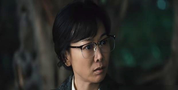 彭昱畅这次演技确实在线，但他演的何春晓真让人想冲进屏幕骂人。

事情没头绪，他转头就怀疑带自己入行的师傅，连同床共枕的妻子都不放过。谨慎没错，但这疑心病重到不讲分寸，看着实在堵得慌。

李凤歌更绝，全剧眉头紧锁。情绪一上来就冲老父亲发火，对金丽娜也是动辄训斥。苦大仇深全挂脸上，内心挣扎一点没演出来，