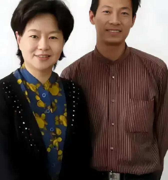 1999年，鞠萍向丈夫提出了离婚，丈夫却提出孩子和钱只能带走一样，鞠萍一听就知道他打的什么主意，可鞠萍不忍孩子留在这里，最终放弃了财产。
 
从法院出来的时候，天阴着。鞠萍牵着儿子的手，孩子的手心有点汗。
 
“妈妈，我们去哪？”儿子抬头问。
 
“回家。”鞠萍说。她说的家是租的一小间房，昨天刚搬进