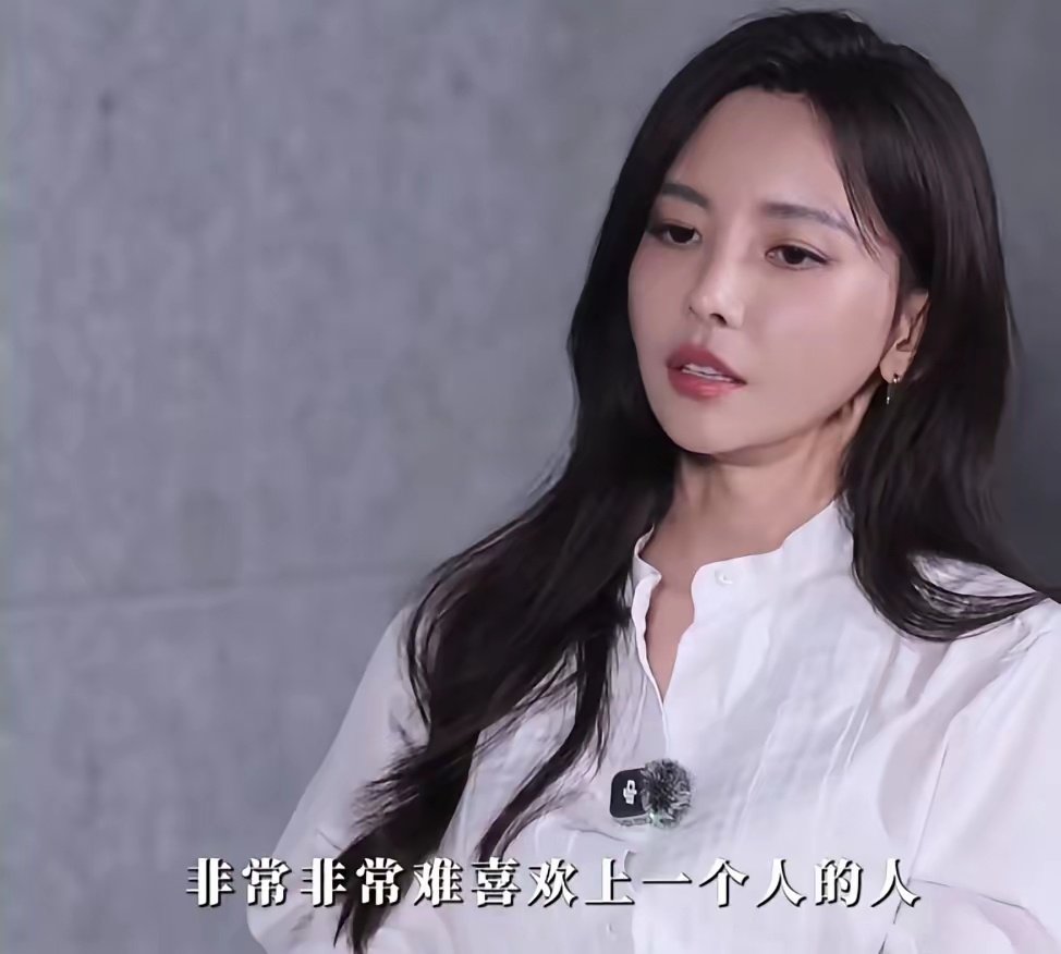 36岁于文文回应为什么单身，说:“因为我是一个非常非常难喜欢上一个人的人，我一点要求都没有，就经常有人问我说哎你喜欢什么样的，我给你介绍一个，我一个都说不出来，就是完全看感觉，就感觉对了就行” ​