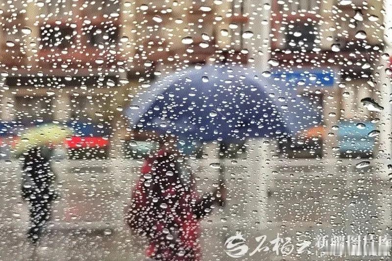 【#新疆本周迎两股冷空气# 北疆东疆局地将现寒潮和霜冻】记者从新疆气象台获悉：本周（10月12日至18日），新疆将先后经历两次冷空气过程，受其影响，北疆大部、东疆等地最低气温将下降5—8℃，将出现不同程度霜冻；北疆北部、天山北坡、哈密市等地局地降幅可达8℃以上，将出现寒潮。 ​