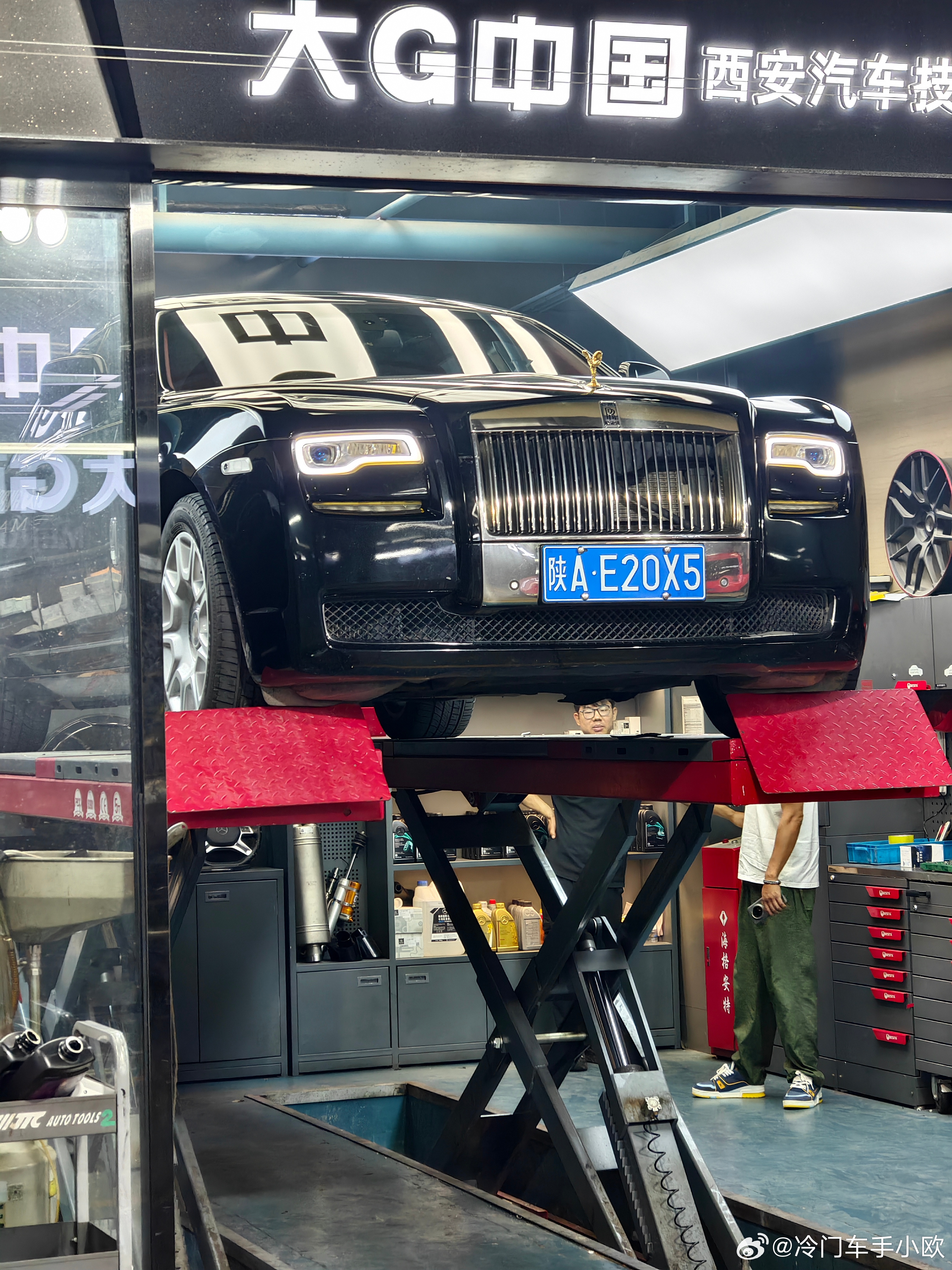Rolls-Royce Ghost 6.6T v12双涡轮+8AT前置后驱保养作业进行中，下雨天最适合思念对的人同时也适合保养自己的小汽车，毕竟明天要七夕了，今天保养好明天不拉胯嘛#劳斯莱斯[超话]##西安修车##劳斯莱斯汽车西安# ​