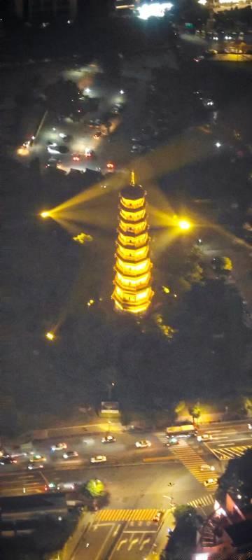 广州塔旁边的古塔叫赤岗塔。它位于广州市海珠区，与广州塔共同构成了“双塔...
