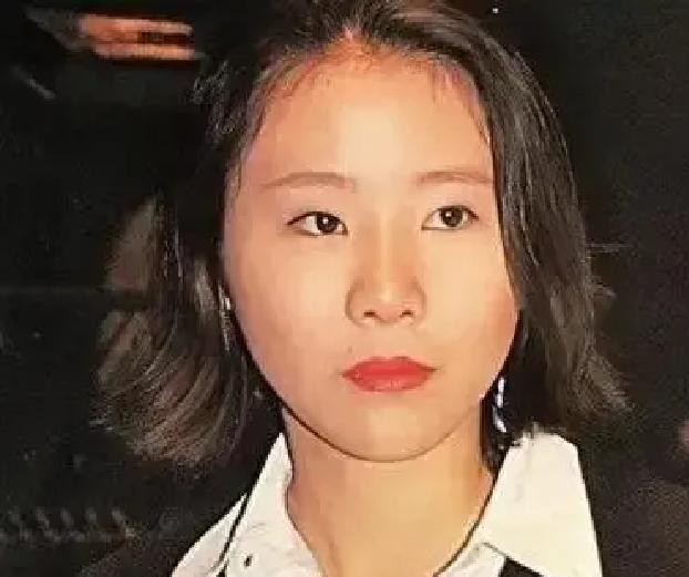 同一个爹，两条路：窦靖童台上姑姑和声，窦佳嫄二十岁前短信都很少发
2026年5月22日晚上，《歌手2026》首期直播，窦靖童唱了窦唯当年给黑豹写的《Don&39;t Break My Heart》。站在她侧后方唱和声的人，是窦唯的亲妹妹窦颖。担任串讲人的那英在台下从头哭到尾。
同一个月，窦唯另一个女儿窦佳
