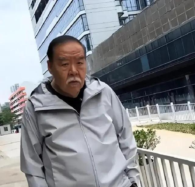 郑则仕破产，公司欠下1700万外债，走投无路之际，他给昔日好友周润发拨去了电话“发哥，我真的走投无路了，能不能借我点钱周转一下”

如果只看银幕上的郑则仕，很多人记住的是那个憨厚、圆润、让人又笑又心疼的“肥猫”。1985年，他凭借《何必有我》中的角色拿下香港电影金像奖最佳男主角，此后片约不断，在香港
