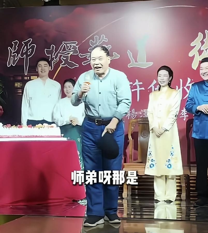 许健收徒那天，赵伟洲当着满堂人说要摘掉刘俊杰的名分。刘俊杰没急，笑着接话：大师哥有这权力。底下全乐，可懂行的人后背发凉。
戳穿看热闹的表象，这不是台上斗嘴，是行里排序和饭碗底牌在亮。
当众摘名分，才是真交情
苏文茂门下九个徒弟，赵伟洲排头一个。刘俊杰比他大几个月，照样得按排序低头。郭德纲见了他，客客