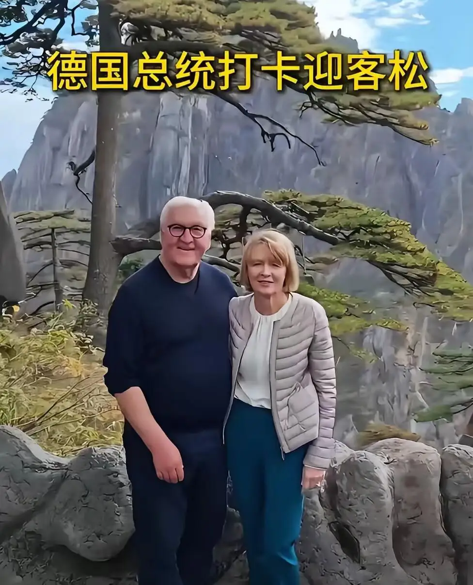 10月29日，德国总统施泰因迈尔访问北京大学，在邱德拔体育馆与德国乒乓球名将波尔展开乒乓球友谊互动，这场跨界乒乓对决成为本次中德人文交流的亮点环节。

你想想那个画面，一个七十来岁的德国总统，握着球拍站在北大体育馆里，对面站着的是波尔，德国乒乓球历史上最拿得出手的人物。这球怎么打？打重了不合适，打轻