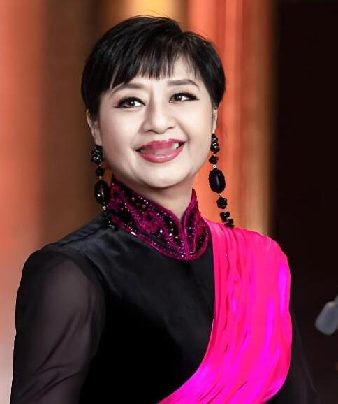 殷秀梅再婚，嫁给了法国丈夫。婚前说好定居北京，婚后丈夫变卦，软磨硬泡要她跟着去法国，倔强的她被丈夫一句话感动。后来的一件事，让她陷入婚姻危机，她略施小计，挽回幸福。

主要信源：（中国新闻网——《首次披露家庭生活 殷秀梅的老公是法国人（图）》）

歌唱家殷秀梅年近七旬，还常出现在大型演出和电视上。
