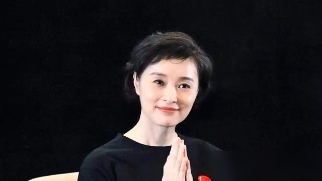 吴越亲口说，大学四年没人找她拍广告，她觉得自己长得不行。
就因为这个“不行”，她闷头扎进排练厅，一个表情能抠一下午。别人靠脸吃饭，她只能靠“磨”。
后来呢？《我的前半生》里凌玲被骂上热搜，《县委大院》《交锋》一部接一部。前两天飞天奖红毯，她站那儿，谁还说她不好看？
今年《重器》央视播出，她演审
