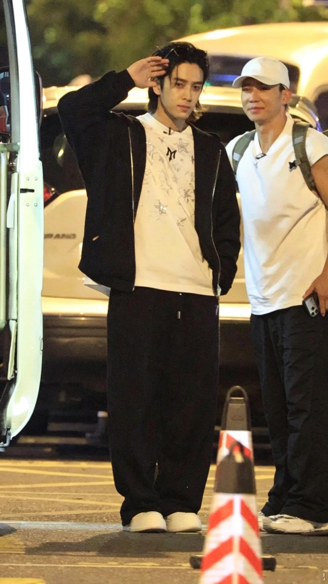 曹骏、陈若轩、刘畊宏、小沈阳等哥哥训练结束下班回月亮岛啦！#披荆斩棘[超话]##披荆斩棘##披荆斩棘2026# ​