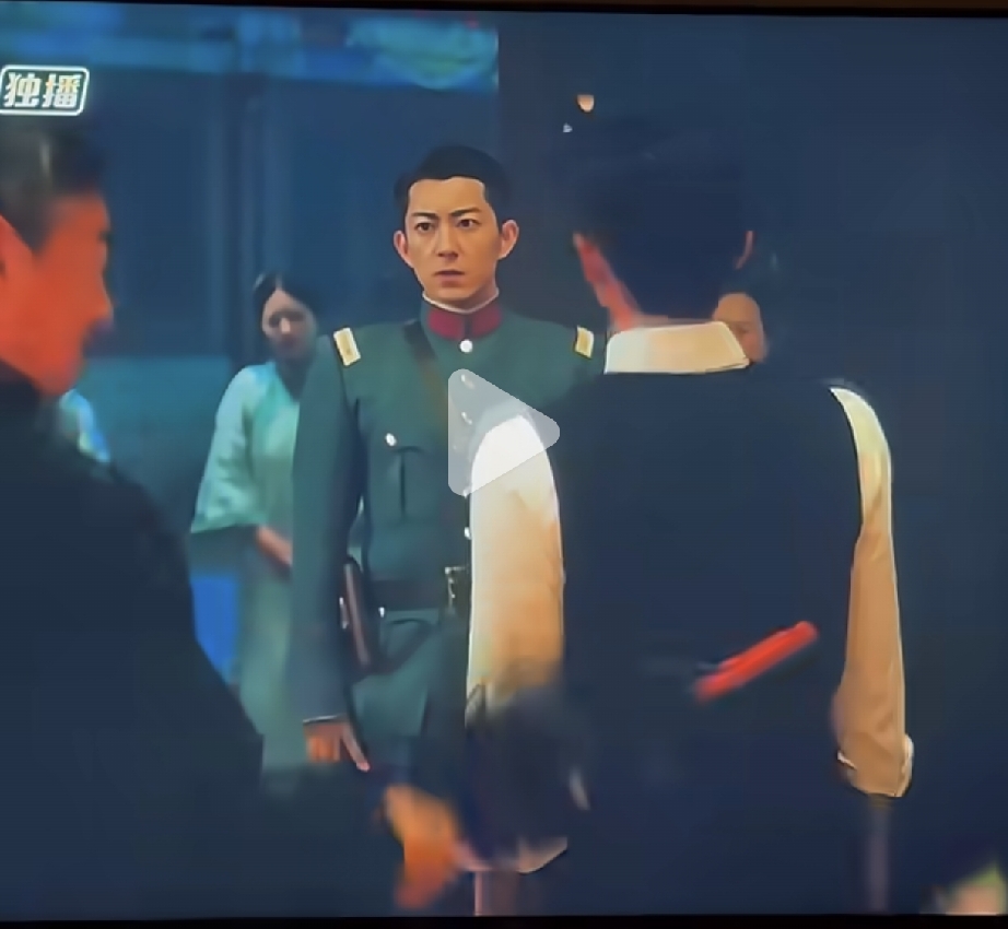 笑死在评论区了，
《玉簟秋》里丞磊被打演的太夸张了，
网友说，徐帆和张丰毅也是缺钱了

剧里男主虞昶轩，被自己的父亲虞仲权拿鸡毛掸子打，结果男主演痛苦的方式，就是抬起下颚线

而且好夸张啊，掸子还被落下，表情就提前狰狞，像是被打出了人命的感觉，知道的是用鸡毛掸子，不知道的还以为用枪呢

男主的母亲赵