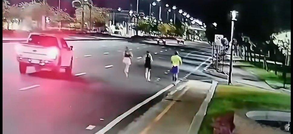 #占道马路跑步遭超车撞#
1、为什么要在机动车道上跑步呢？
2、那辆保障车不应该在后面吗？
3、保障车上的人是不是在拍视频？
一系列的常识、认知错误是被撞的根源！ ​