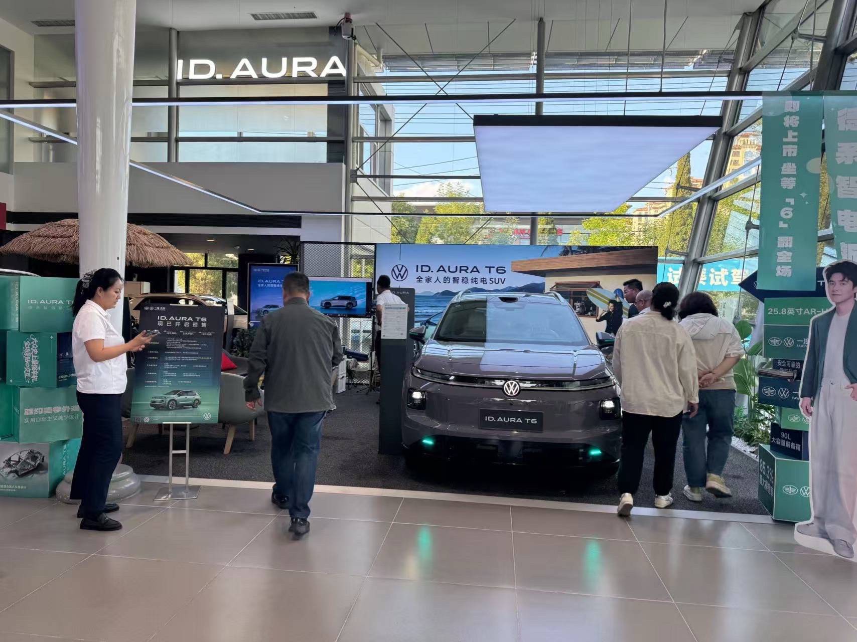刷到很多一汽-大众ID.AURA T6上市的消息，半信半疑来到线下门店，才亲眼见证这台车的超高热度。上市首日全国门店迎来客流高峰，展厅里到处都是看车的家庭，多地单日订单突破400台，预售就收获3万家庭的关注与选择。
坐上车感受，4.8米大五座空间宽敞舒适，激光雷
