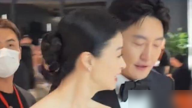 金鹰奖散场，郭京飞一手揽着蒋欣肩膀往外走，有说有笑，镜头怼脸也没撒手。
评论区居然没翻车，全在刷老同学放学了。有网友翻旧账，说他跟秦岚、吴越同台，手恨不得插兜里焊死，物理距离拉满。
到蒋欣这儿，直接勾肩搭背。为啥没人骂？郭京飞结婚多年零绯闻，钱全上交老婆，蒋欣单着但俩人认识十几年了。这松弛感，装