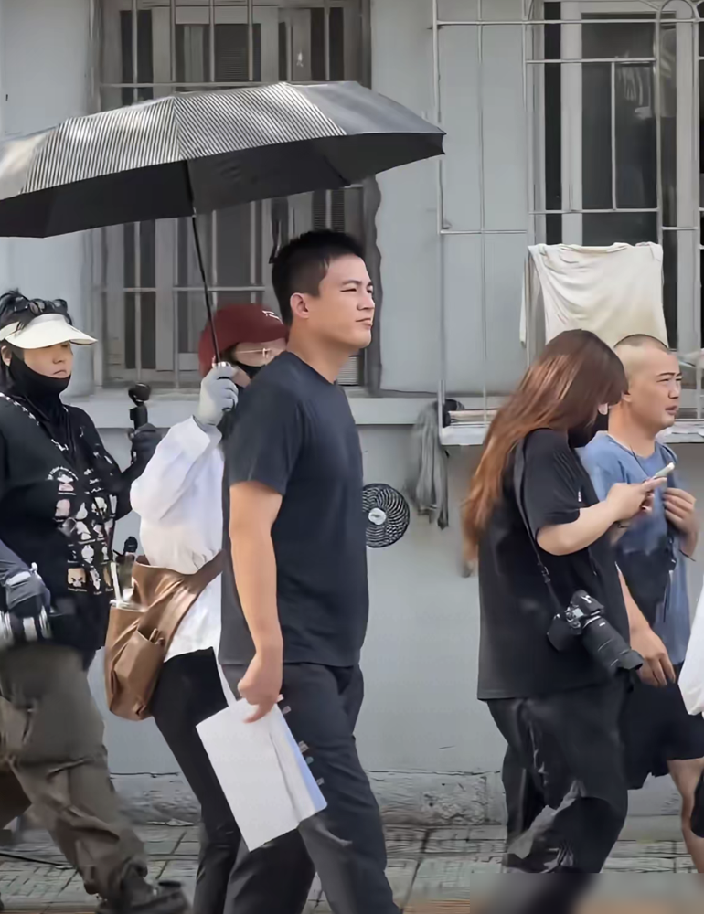 欧豪在厦门被拍，网友差点没认出来，说一股老年味。这不是贬义，是另一种活法。他穿得旧，脸晒得黑，走路带风不修边幅。前阵子拍《生万物》演农民，提前住村里，皮肤晒脱皮，佝偻着背说方言，弹幕管他叫泥里长出来的庄稼人。谍战剧《醒来》里，原著作者都夸他像市井小人物，自然得不像演的。
当年跟马思纯恋爱，他还是选
