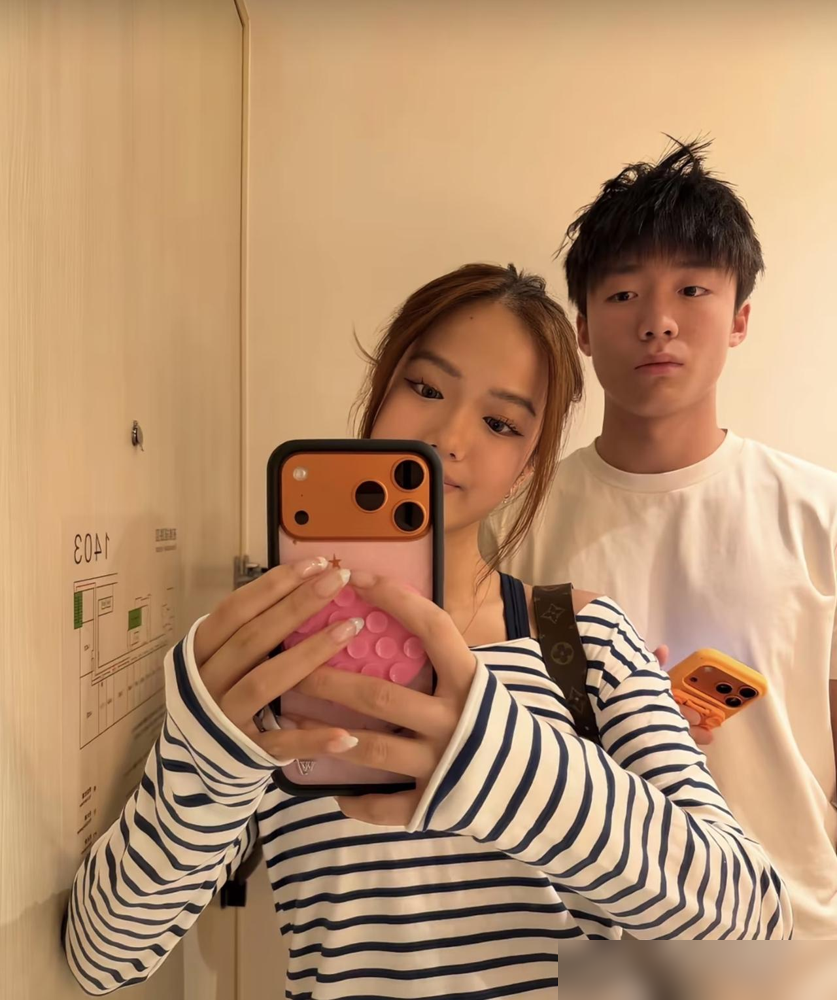 钟丽缇把二女儿的男朋友，直接带进全家旅行了。
没藏着，没审问，小情侣跟张伦硕同吃同住，逛景点拍照，跟普通亲戚串门似的。
换一般家庭，孩子谈恋爱，父母第一反应是查户口、立规矩、偷偷观察。她倒好，把人拉进日常生活里，看你怎么吃饭、怎么待人、怎么花钱、累的时候什么脸色。
细节全在眼皮底下，根本不用问