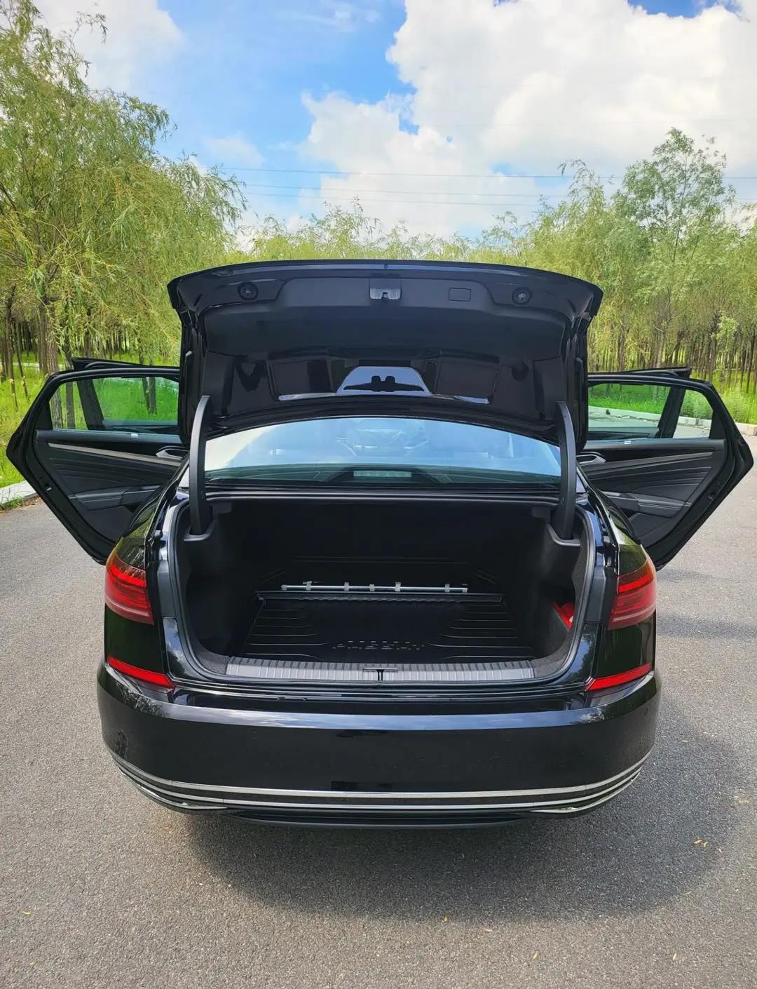 咱们直接聊车，奔驰E级是豪华标杆，宝马5系为操控王者，奥迪A6L是官车图腾，这三台的全球销量加起来，都没干过一台大众帕萨特。帕萨特经典的黑色车身外观，1970年代的大众工程师，看完甲壳虫的末期报告，把图纸往桌上一摔扭头就走。不是动怒，是觉得臊得慌。那台帮大众发家的神车，在油耗、空间、安全上，被对手死