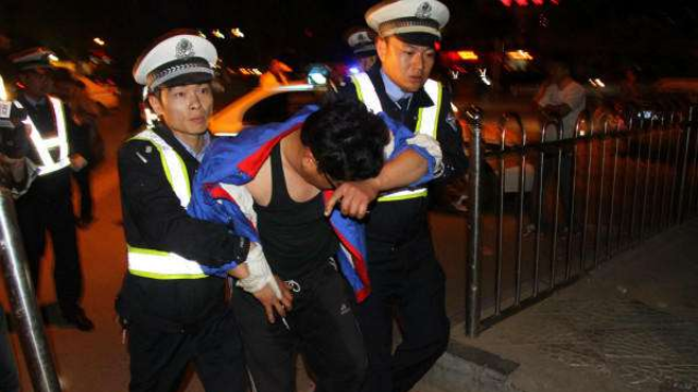 交规故事：
醉驾出事主动报警，一张化验单打破幻想
 
生活中，不少人存在一个误区：犯错后主动认错、主动自首，就能大事化小、从轻发落。然而湖北宜昌这名男子的醉驾经历，彻底打破了大众的固有认知，情节反转十足，真实又扎心，给所有心存侥幸的驾驶人上了一堂深刻的法治课。
 
夜幕降临，宜昌一名男子和朋友聚餐期
