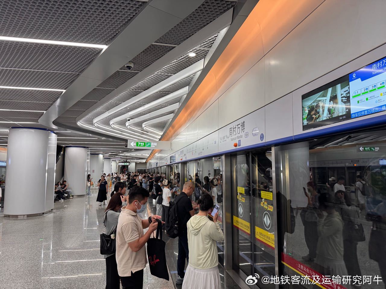 2026年7月3日（周五）广州地铁晚高峰客流画面投稿。图1为18:1...