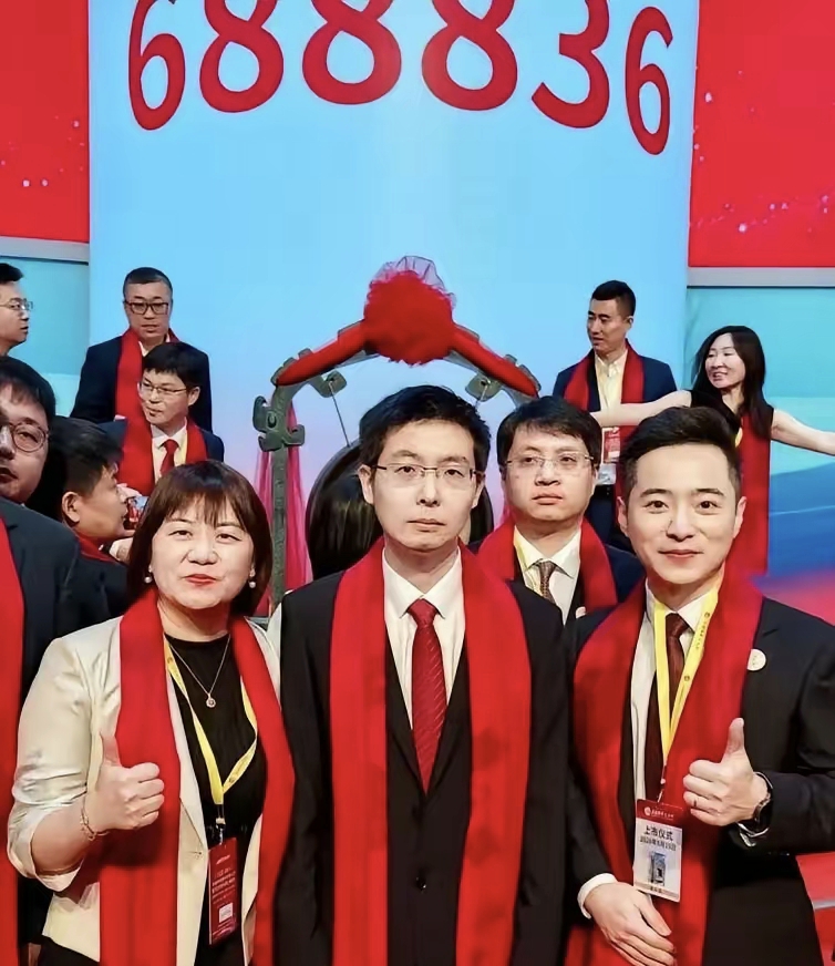 王兴兴:各位散户投资者，还笑得出来吗？

当初，宇树科技上市时，王兴兴全程不开心的样子，为此许多人对此不解，与此同时，王兴兴直言“人形机器人效率仍低于人工，距离产业爆发还需要数年”，立马给许多投资人泼了冷水。

现在看来，王兴兴清醒的可怕，首先，公司上市，投资人是最赚钱的，但公司是王兴兴的，干不好，