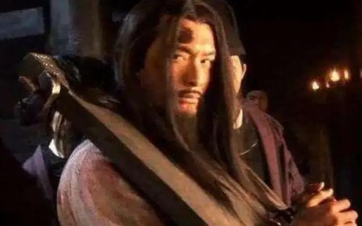 野史：1142年，岳飞在临安大理寺监狱，被两根大铁棒夹碎胸膛而死。死后无人收尸，一个叫隗顺的狱卒冒着生命危险，把岳飞的尸体背了出来。
 
隗顺把尸体轻轻放在墙角，用草席盖好。他站了一会儿，才转身锁了牢门。走廊里只有他自己的脚步声。
 
交班时，老张问他：“今天怎么晚了？”
 
“收拾了一下。”隗顺说