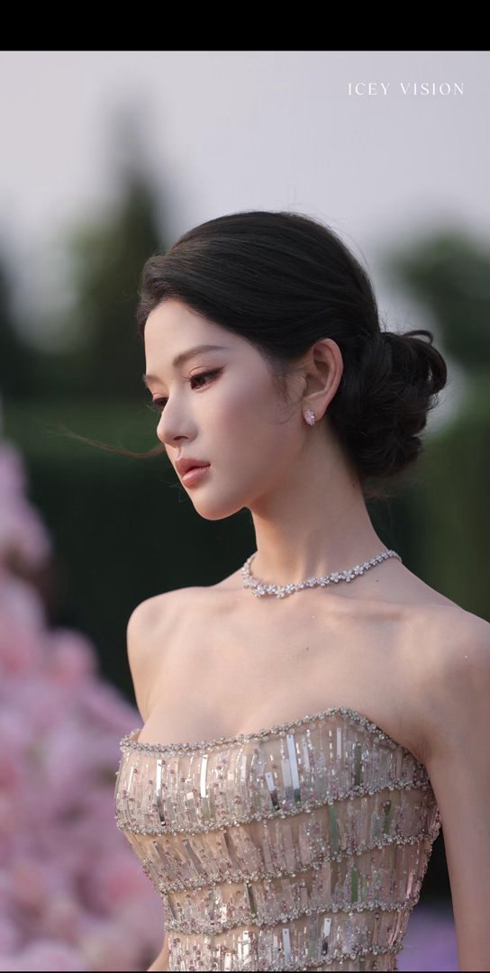 #梅尼耶被妻子整容前的照片吓到了#黄婉均大胆晒旧照的勇气超赞，坦然面对过往变化，自信从容的状态闪闪发光 ​