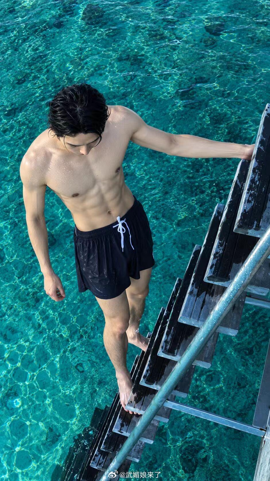 #龚俊的腹肌像拿尺子量出来的##龚俊海边腹肌富有且慷慨#

龚俊真是的，突然就发腹肌照，我都没点准备[色][色]
这身材管理真的是绝呀[流鼻血][流鼻血] ​