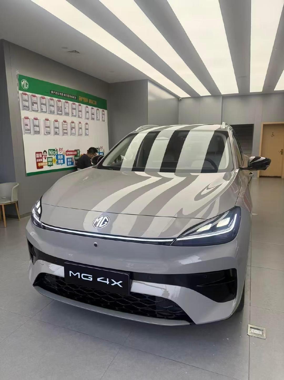 紧凑纯电SUV后驱配五连杆，510半固态或610宁德两种选法，30%到80%约16分钟；8155加豆包语音、智享版高速NOA，城市代步轻巧，北方冬天半固态也更稳。 ​