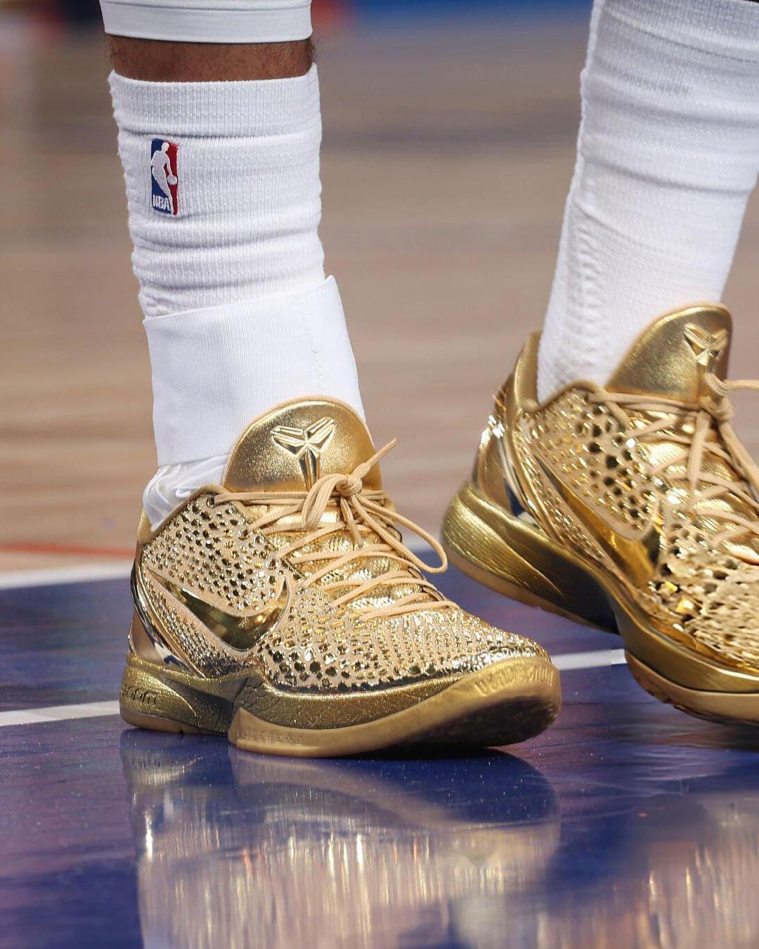 兄弟们，今天NBA揭幕战纽约VS76人
你们注意到布伦森脚上那双金色科比6了吗
太特么帅了吧，吸睛度拉满了
这场比赛的最低价格也是1100美元
纽约吸睛更吸金…[good][good][good] ​