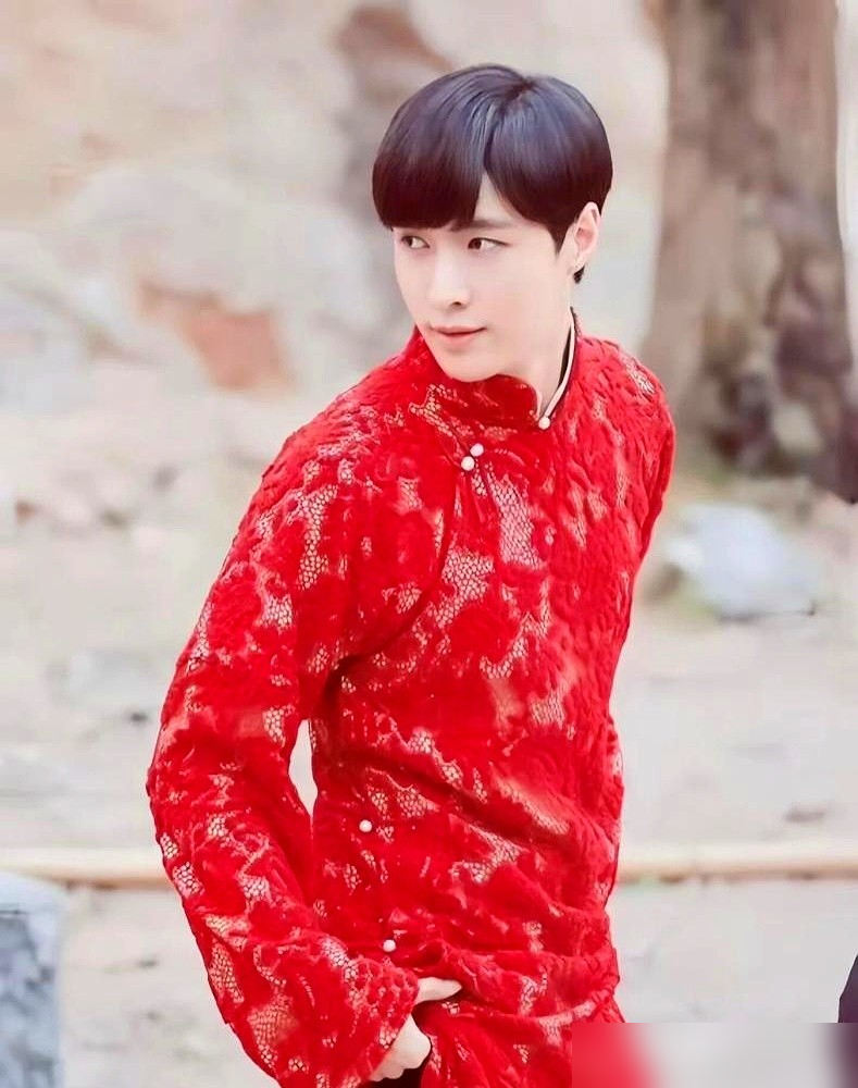 新版《九门》一开播，热搜上吵翻了，全在拿徐正溪跟张艺兴比二月红。
有人直接翻出当年那段雨中求药，说根本没法比。那场戏是寒冬拍的，人工降雨浇冰水，张艺兴跪在雨里，导演喊卡了，他还哭得停不下来，全组人愣是没人敢上前，站旁边等他缓。
最绝的是，他那会儿连京剧身段都是从零学的。孙红雷教过他一句话：演戏是