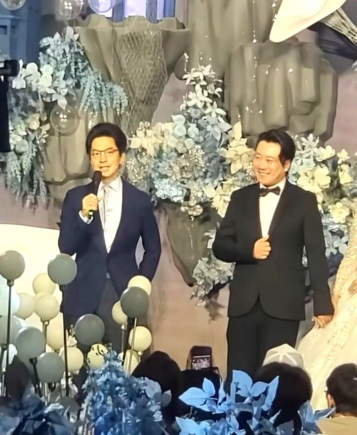 参加朋友婚礼，最怕致辞的人把台下当成自己的专场。

李健拿起话筒，句句在夸新郎的担当，把十几年的交情揉碎在细节里，台下听得舒服，新人笑得安心。到了毛不易发言，一心想证明自己跟新娘关系有多铁，几句话下来，反倒让旁人听出了刻意和紧绷。

婚礼的聚光灯永远属于新人。

真正的高情商，不是站在台上抖包袱、表