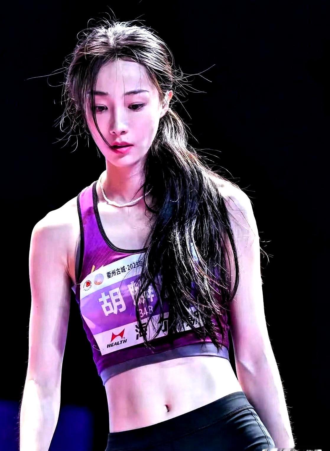 30岁的女子跳高冠军胡麟鹏正式宣布退役了，可她没像其他体育明星那样去跑综艺，而是转身走上大学讲台当了老师
 

很多人可能不知道，这位有着1米85身高、被大家叫做跳高界倪妮的姑娘，脑子里想的从来都不只是拿金牌
 

2015年她才20岁，正值运动黄金期，却干了一件让人匪夷所思的事：为了考北京体育大学