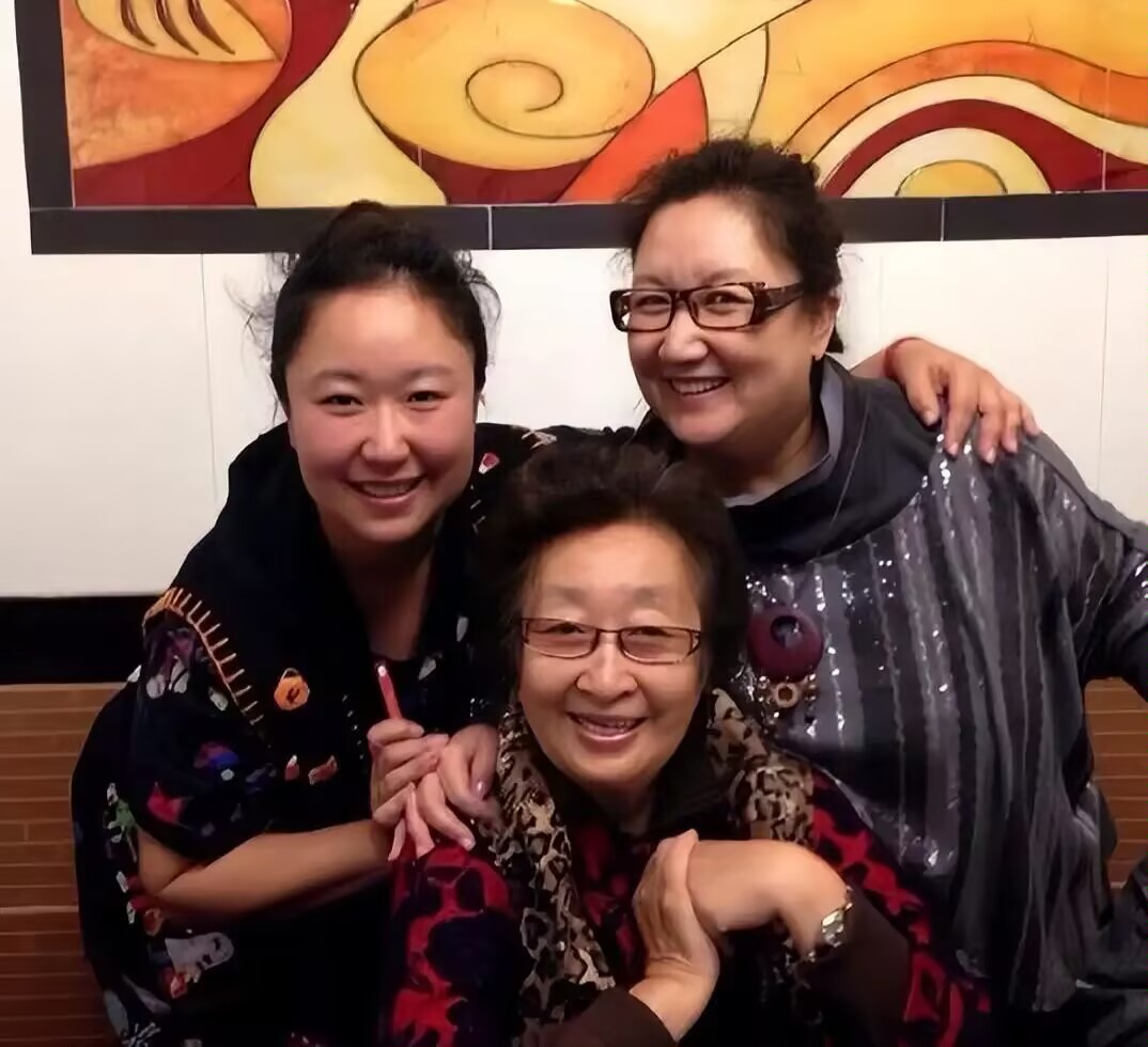 演员彭玉人生中最重要的5个人

第一任丈夫赵文欣，曾在哈尔滨话剧院就职，1995年因病去世，距今31年

第二任丈夫，脑外科专家，是她第一任丈夫的姐夫。两人是在2001年步入婚姻，携手相伴了20多年，并无生育

大女儿赵玲琪，是和第一任丈夫所生的孩子，演员，演过《大宅门》《候车室的故事》《乐活家庭》