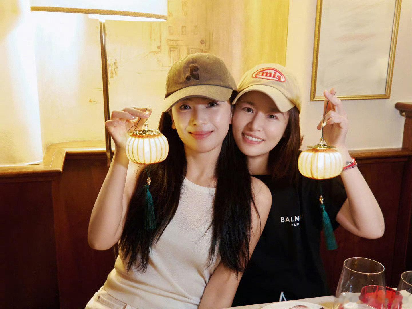 刘涛今天发的这件好像油菜花里的那件内搭👀 ​