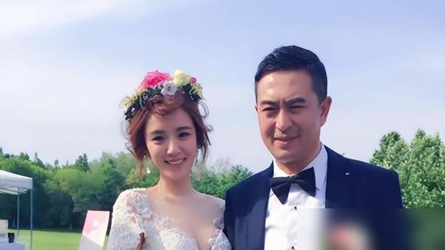 56岁的张嘉益，拍那部戏时差点把命搭上。
《我的！体育老师》里，他和小18岁的王晓晨演两口子。全剧上百场吻戏，谁扛得住？
关键他25岁就确诊强直性脊柱炎，腰背僵得像块板。每拍一场，身体都在硬撑。家里还有老婆王海燕，心理压力更大。
换别人早找替身了。他偏不。王海燕就一句话：你去，家里有我。
结