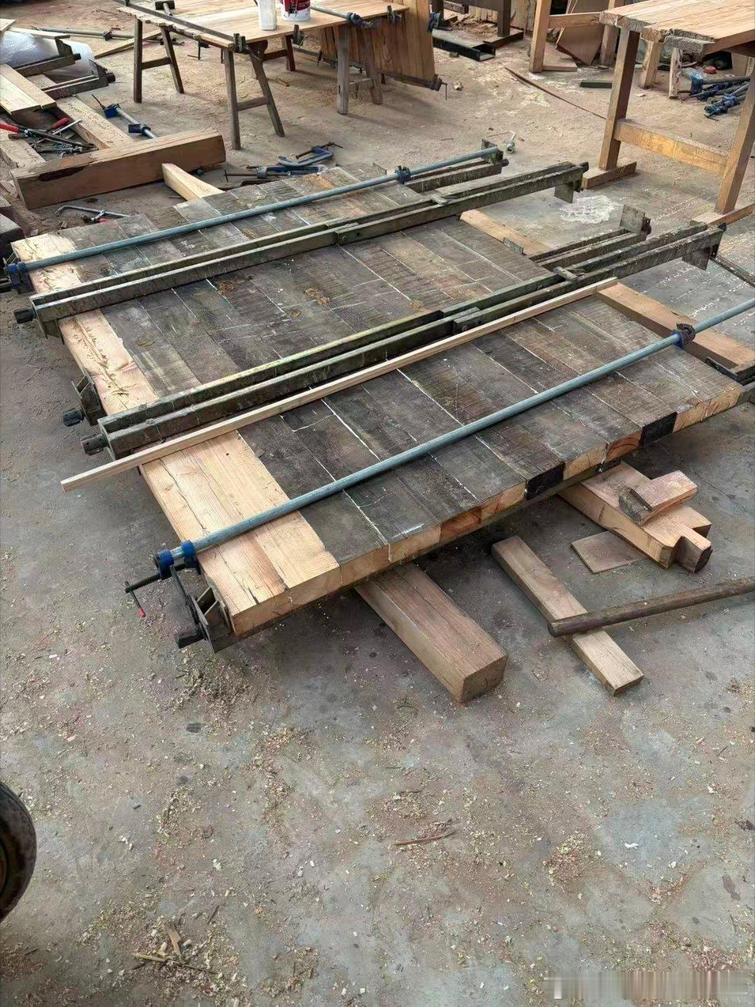 🙂给我在北京马上要开的咖啡厅选主材。设计图早画好了，今天还是一头扎进木材厂，挑老二手木头——每一块的纹理和风化痕迹都不一样，随机性才是自然的来源。空间不止是看的：湿度、声音、气味、真实的质感，构成诺布的感受性空间。🙏
#设计师Ryan王恒##咖啡厅设计##旧木新生# ​