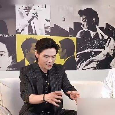 向佐都快崩溃了，说郭碧婷家里堆着一千多个收纳箱，他连哪个袋子装啥都摸不清。结果郭碧婷轻飘飘回一句，一个通宵收拾完的，全记得。你说这脑子是怎么长的。
这还没完。向太自己出来说，孙子到现在连巧克力都没怎么吃过，家里带娃全是郭碧婷说了算。向太非但不插手，还夸她教育得好，不溺爱。
更狠的是儿子留长发被外